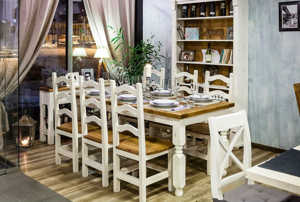 Drevený stôl do jedálne